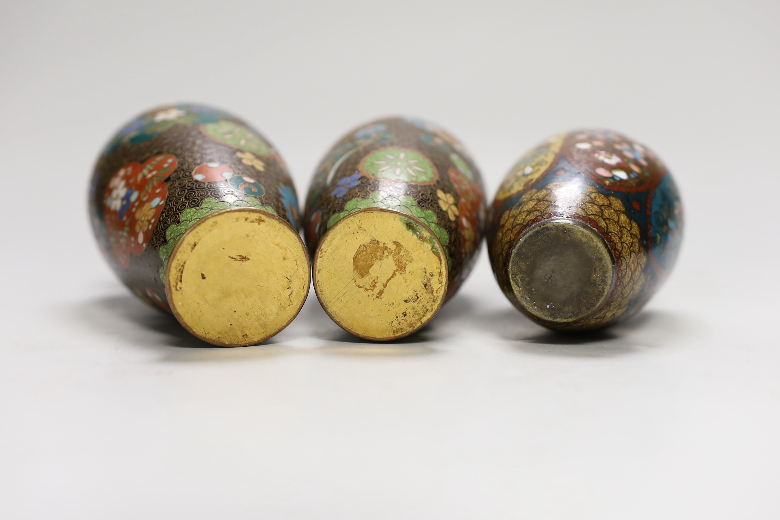 Three Japanese cloisonné enamel vases and two Imari dishes, 21cm long